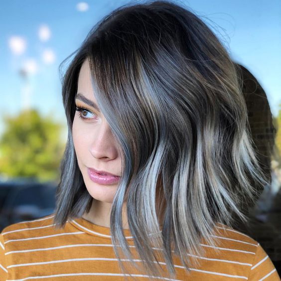Chica con cabello en corte bob teñido con silver highlights