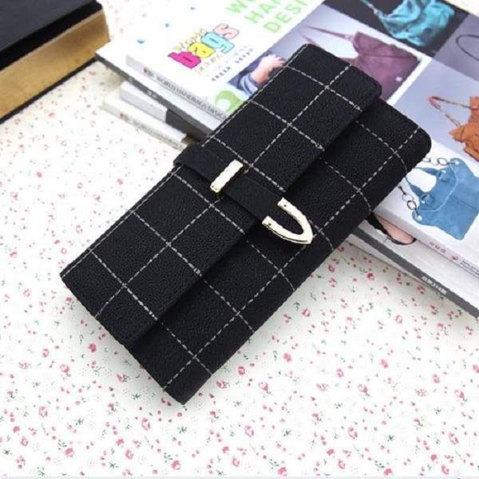 Cartera color negro con líneas blancas