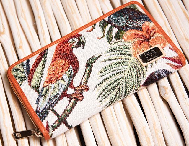 Cartera con bordado de guacamayas y detalles color camel