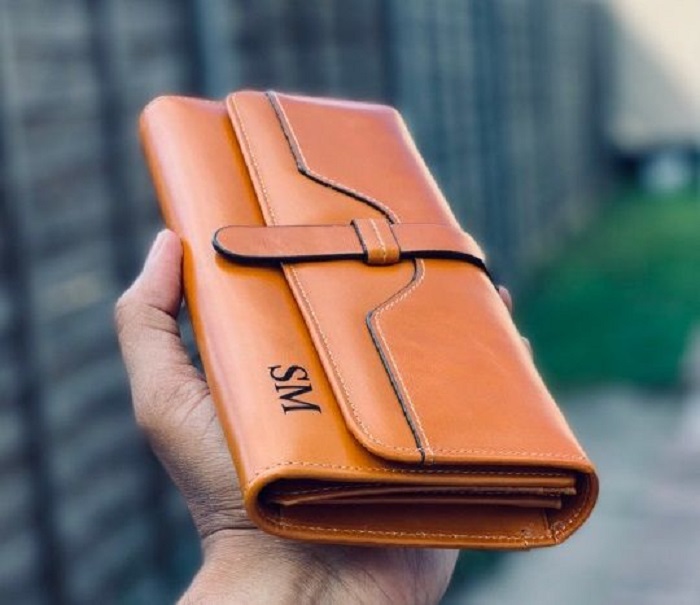 Cartera color camel con letras personalizadas