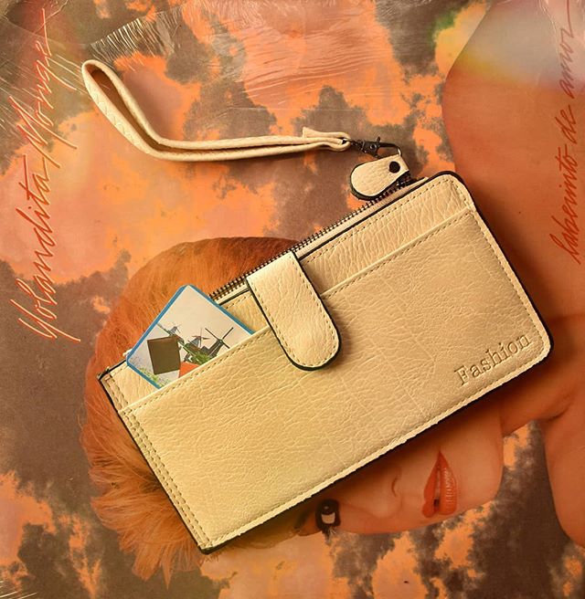 Cartera color amarillo tenue