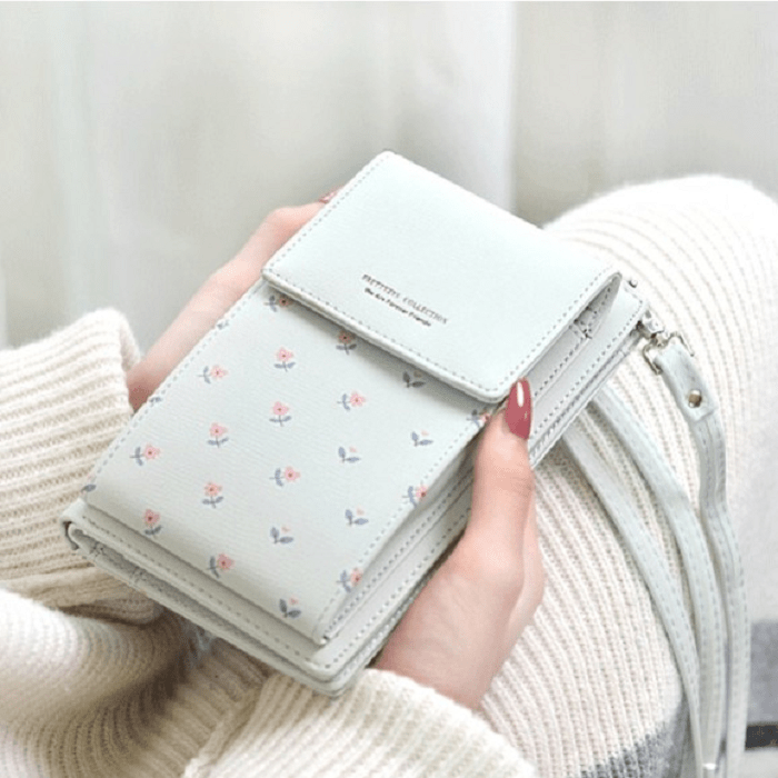 Cartera con asa de bolsa color aqua y detalles rosados