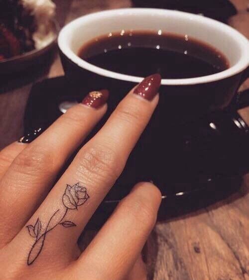 Tatuaje de rosa en el dedo medio