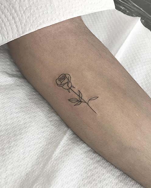 Tatuaje de rosa en tinta negra en el brazo
