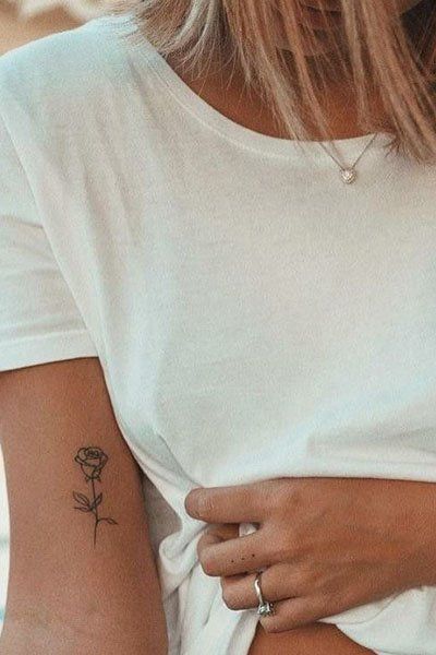 Tatuaje de rosa en tinta negra en el brazo