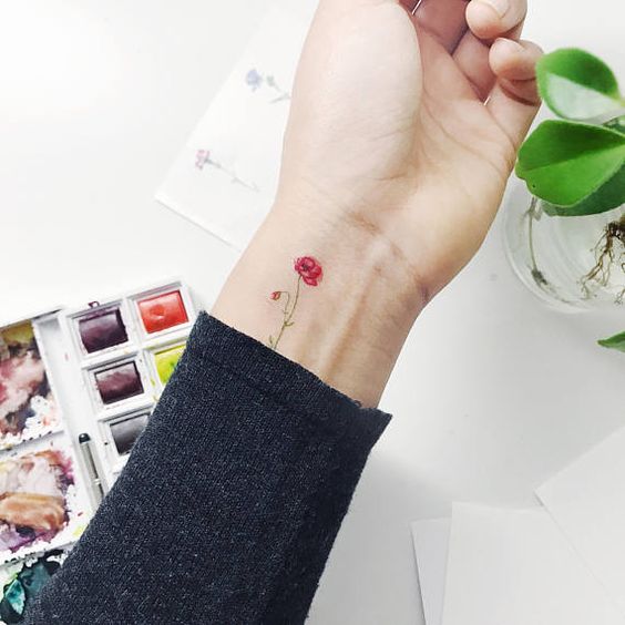 Tatuaje mini de rosas rojas en la muñeca