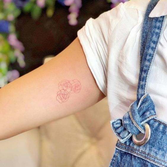 Tatuaje mini de rosas en el brazo