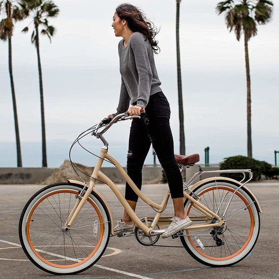 Chica andando en bicicleta