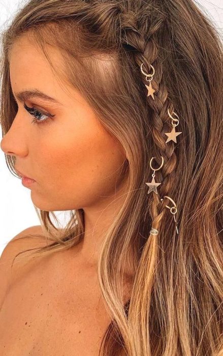 Trenza de lado delgada adornada con detalles dorados
