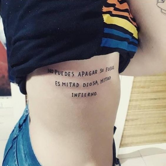 Tatuaje con frase inspiradora en las costillas