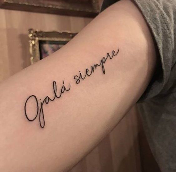 Tatuaje "ojalá siempre" en el brazo