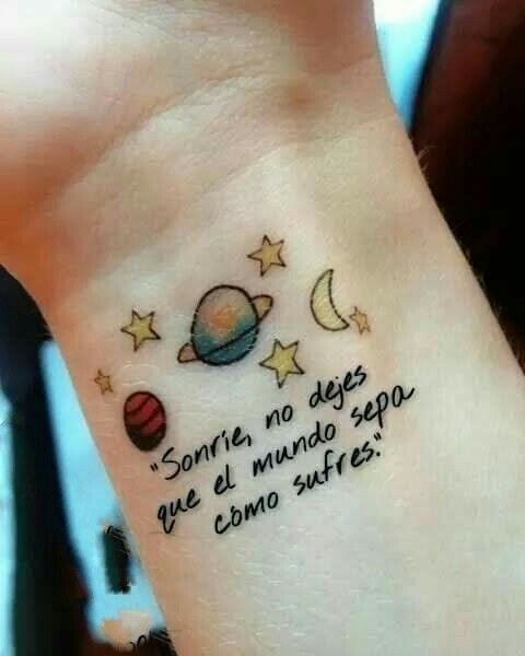 Tatuaje con frase motivadora en la muñeca
