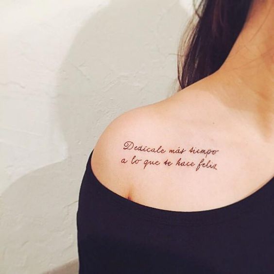 Tatuaje con frase inspiradora en las clavículas
