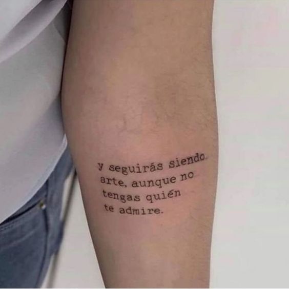 Tatuaje con frase inspiradora en el brazo