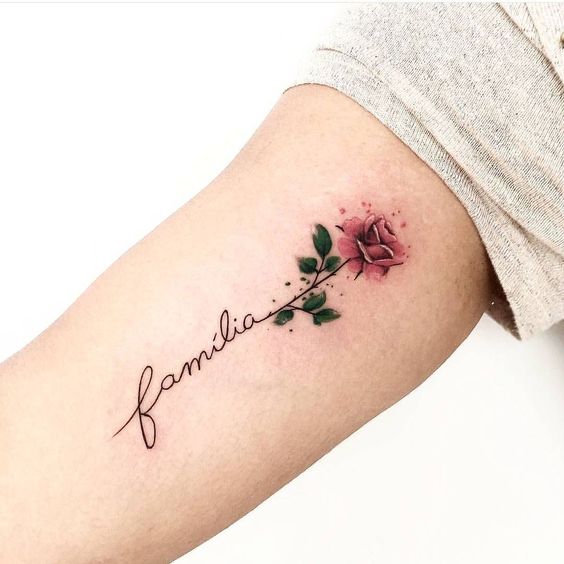 Tatuaje que dice "familia" en el brazo