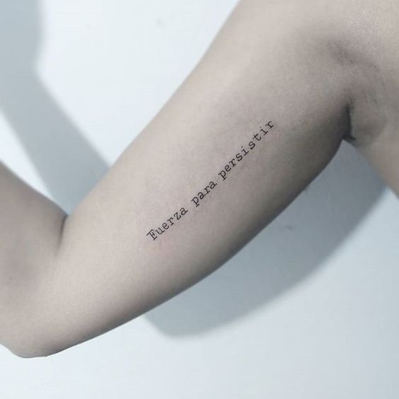 Tatuaje con frase inspiradora en el brazo
