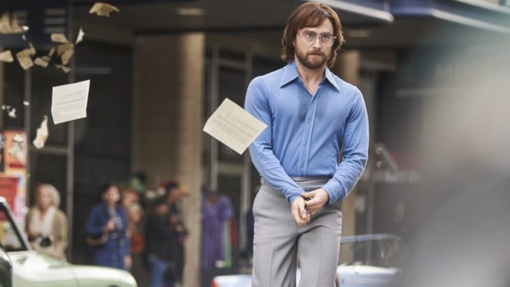 Daniel Radcliffe en la película Escape de Pretoria caminando discretamente entre la calle ambientada en los años 70