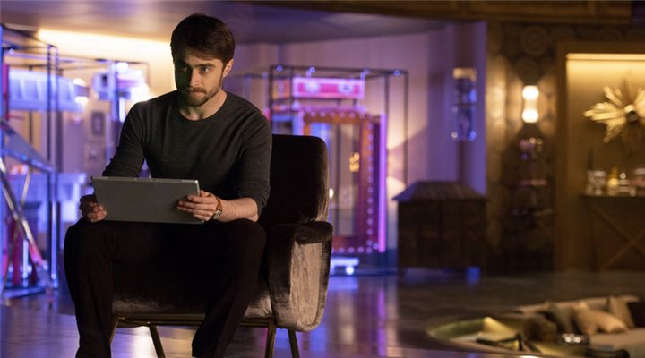 Daniel Radcliffe en la película Ahora me ves 2 sentado en una sofá