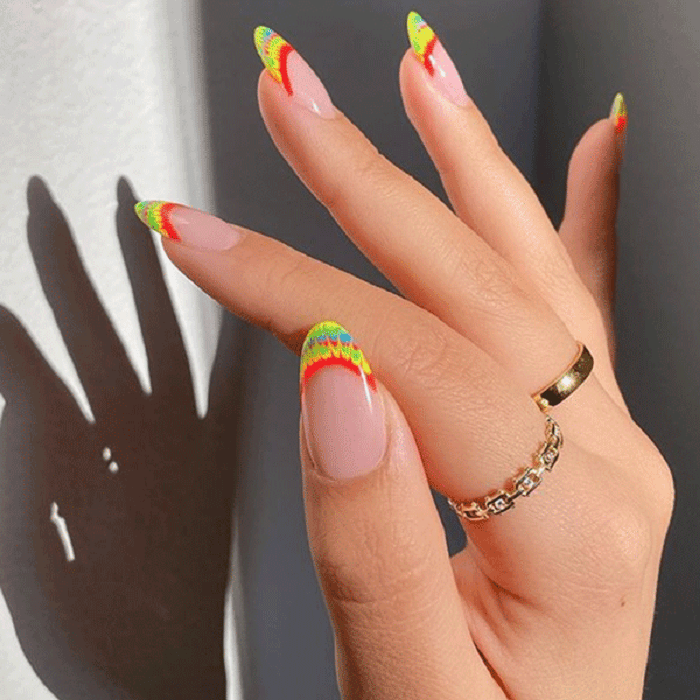 Manicura estilo tie dye tipo francés y de color verde, rojo y amarillo