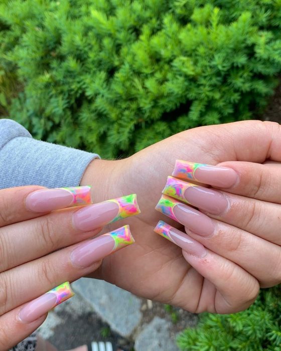 Manicura estilo tie dye en una acrílica tipo francés