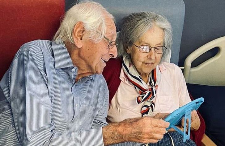 Micheal y Gillian viendo algo en el celular