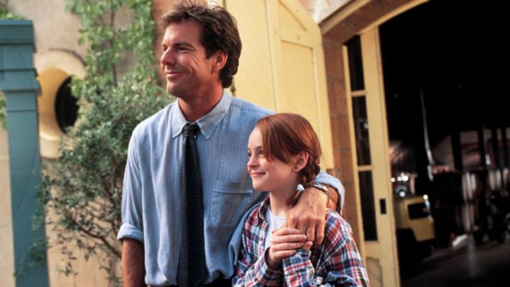 Dennis Quaid y Lindsay Lohan abrazados en una escena de Juego de gemelas