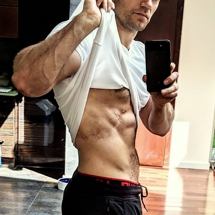 henry cavill tomándose un selfie
