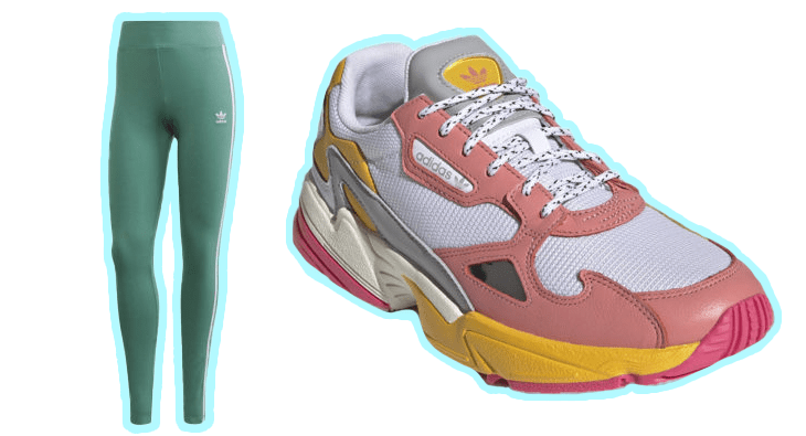Leggins de color verde acompañados de unos tenis de colores
