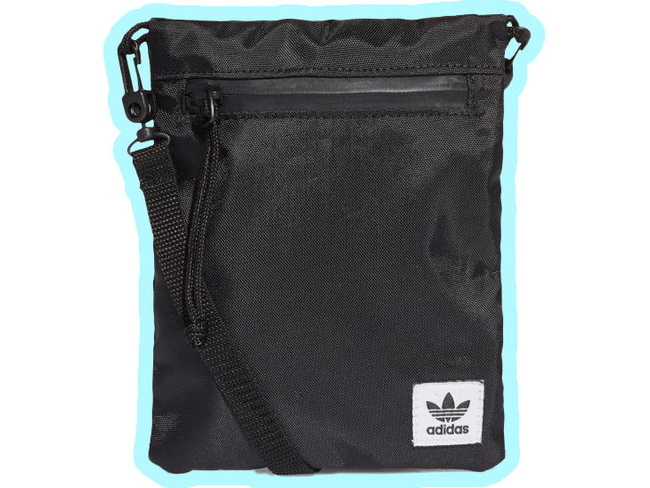 Cangurera negra de la marca adidas