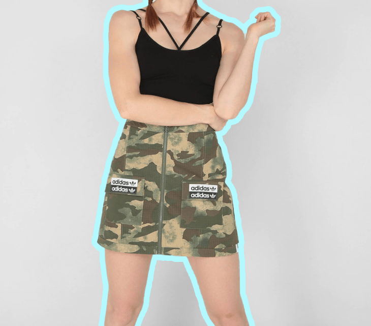 Chica usando un conjunto militar de leggin con sudadera y tenis de color verde