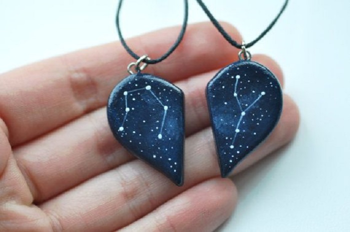Collar inspirado en el universo con dos piezas que forman un corazón y decorado con una constelación