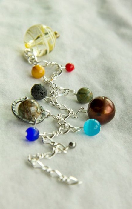 Pulsera inspirada en el universo con dijes que forman el sistema solar y cadena color plata
