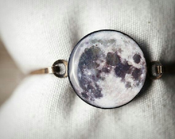Pulsera inspirada en el universo con metal cobre y decorado de la luna