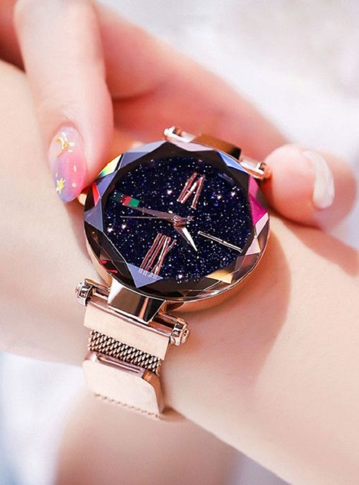 Reloj inspirado en el universo con cristal que forma un cielo estrellado