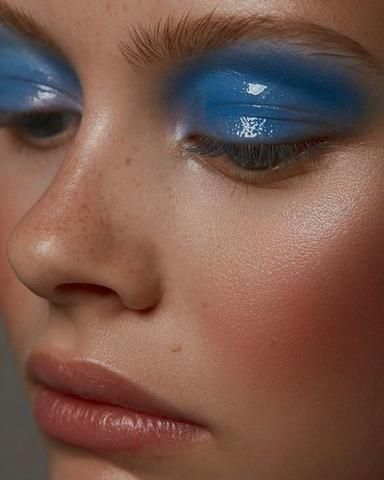 Glossy eyes color azul