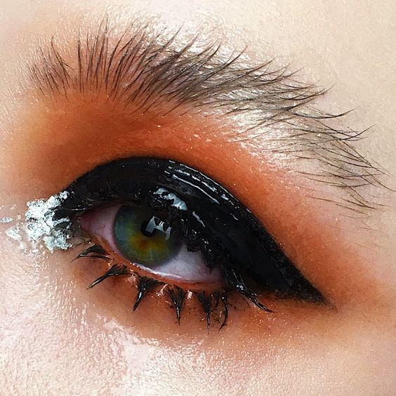Maquillaje glossy negro con naranja