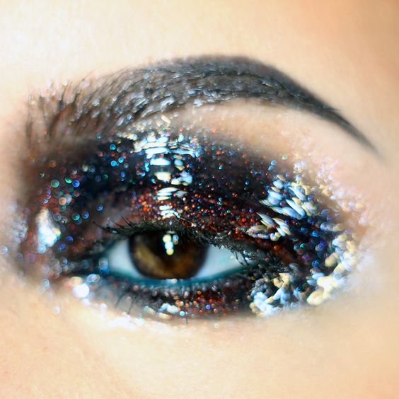 Maquillaje efecto glossy eyes negro