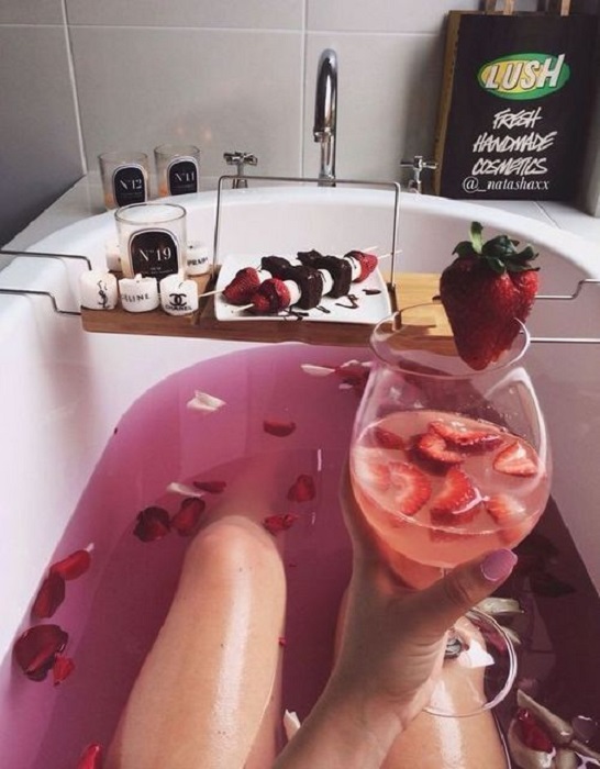 Chica disfrutando de un baño en la tina
