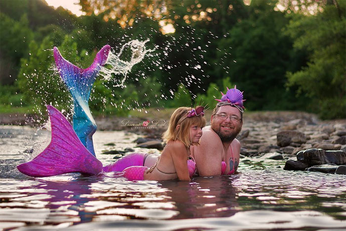 Padre e hija posan con disfraces de sirena