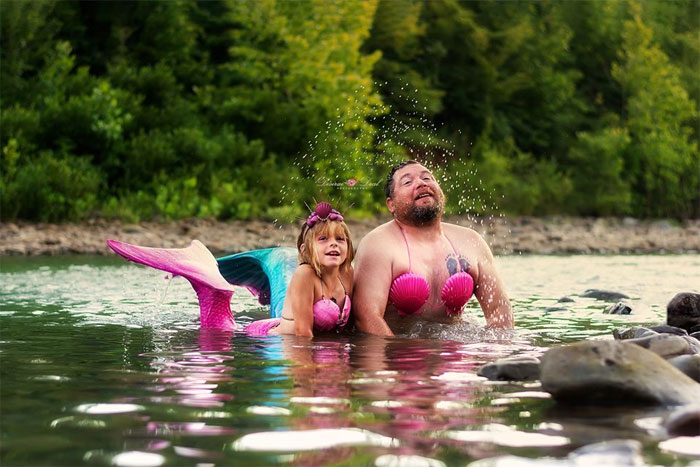 Padre e hija posan con disfraces de sirena
