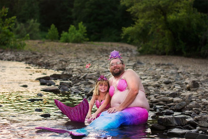 Padre e hija posan con disfraces de sirena