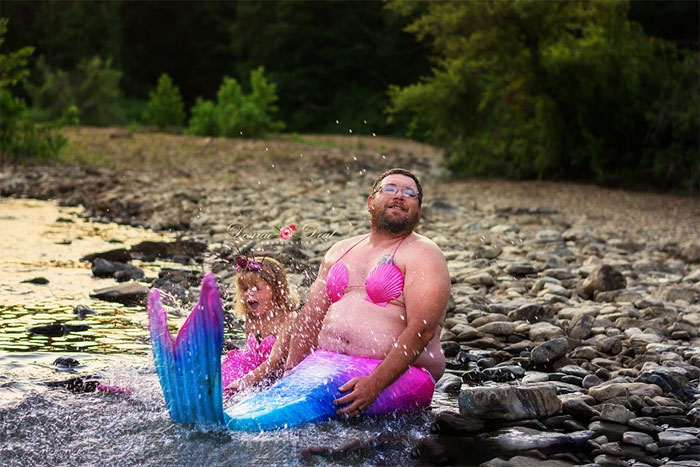 Padre e hija posan con disfraces de sirena