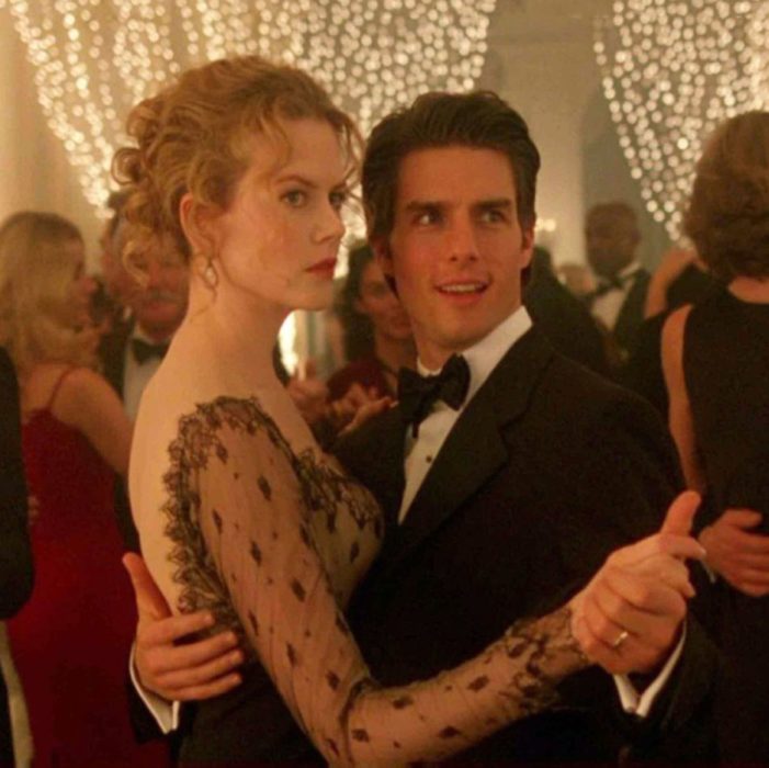 Tom Cruise y Nicole Kidman en Ojos bien abiertos, bailando en una cena de gala con antifaces