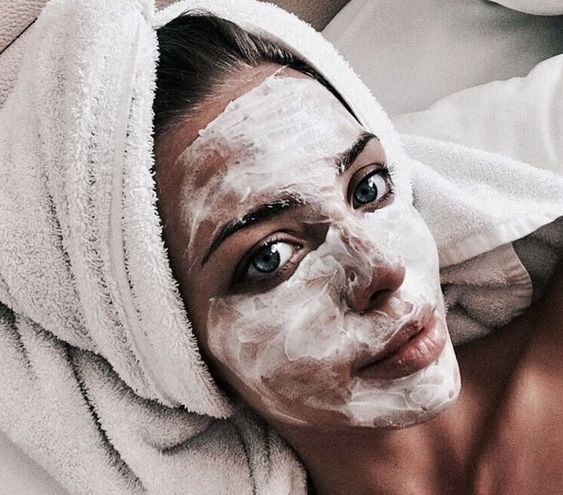 Chica con mascarilla de bicarbonato de sodio