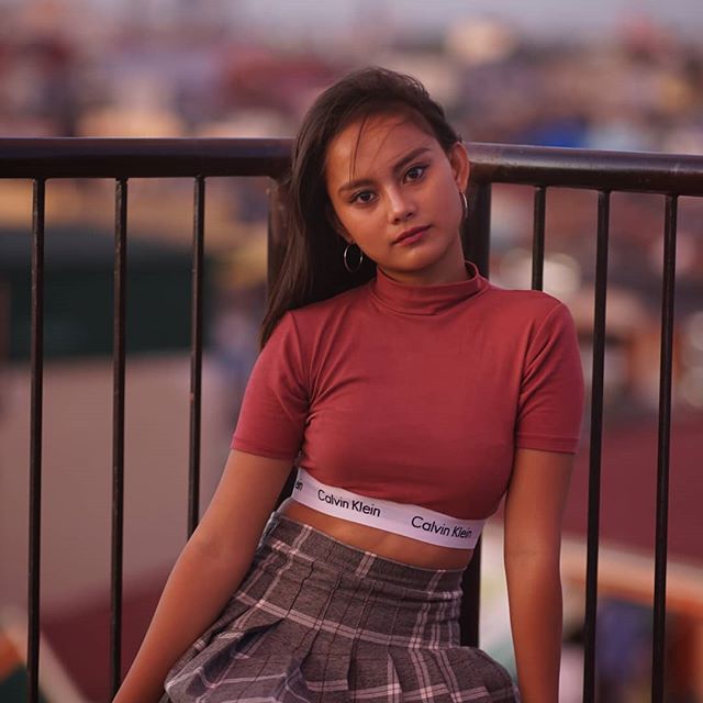 Rita Gaviola posando con un top rosa de Calvin Klein 