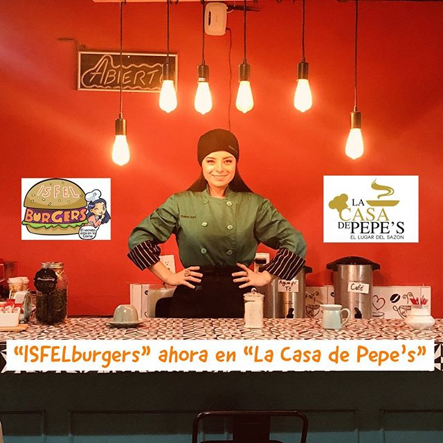 Violeta Isfel, actriz, usando filipina verde y promocionando su negocio de hamburguesas
