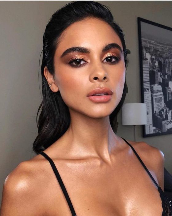 Modelo usando sombras de ojos naranjas metálicas
