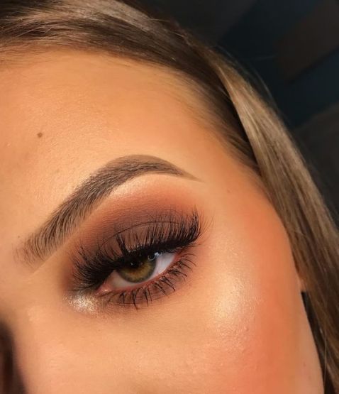 Maquillaje ahumado con sombra café y naranja