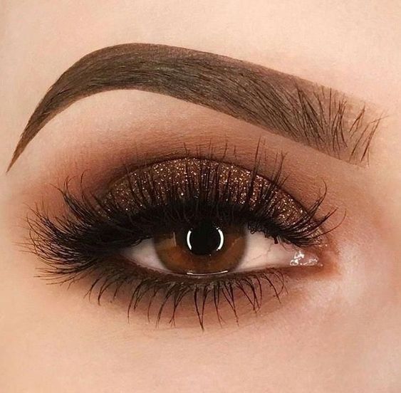 Maquillaje de ojos con sombra café y brillos