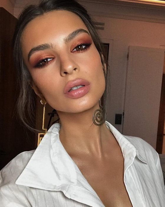 Emily Ratajkowski utilizando un ahumado con sombras naranjas